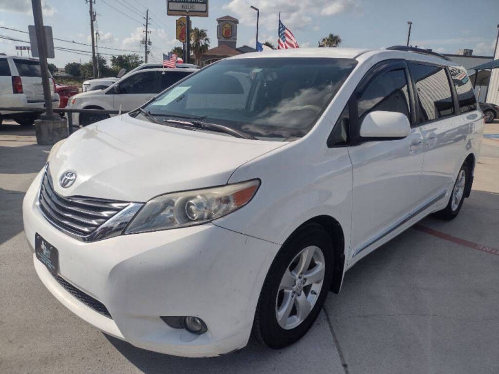 2013 Toyota Sienna Image 1