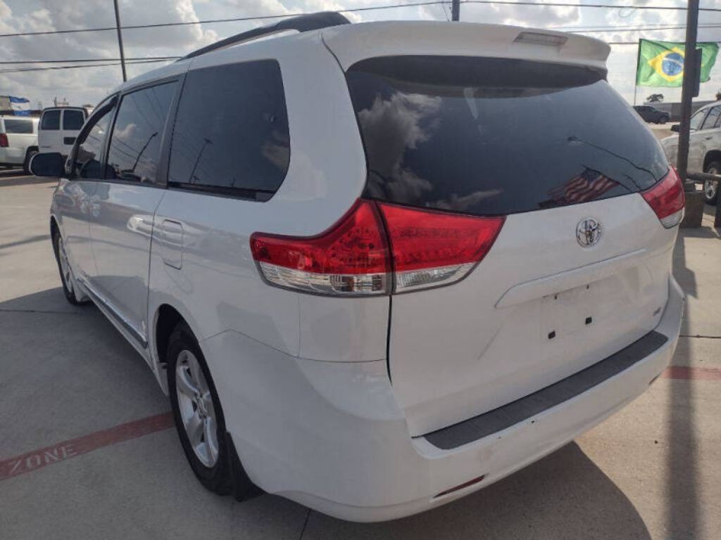 2013 Toyota Sienna Image 3