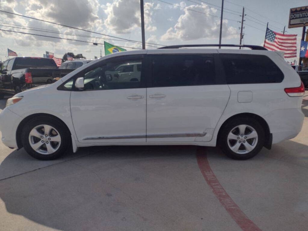2013 Toyota Sienna Image 4