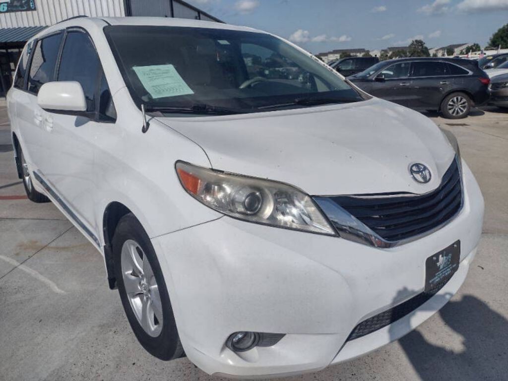 2013 Toyota Sienna Image 5