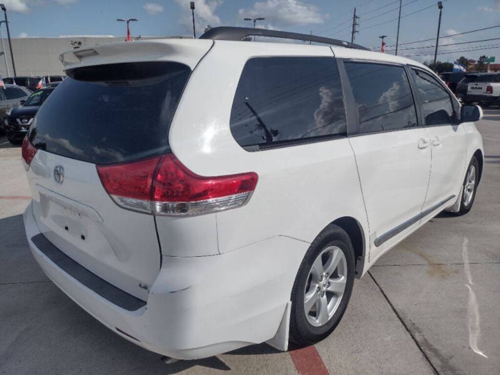 2013 Toyota Sienna Image 6