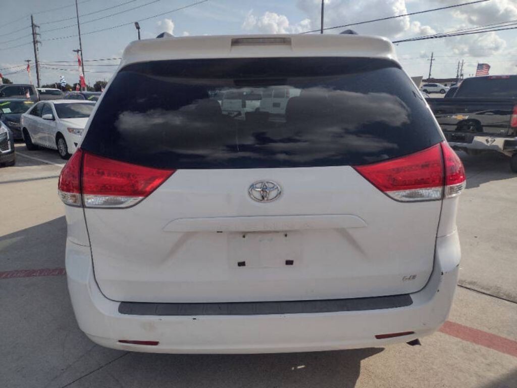 2013 Toyota Sienna Image 8