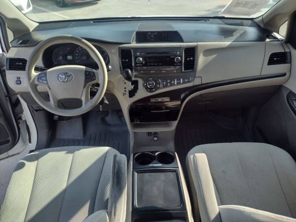 2013 Toyota Sienna Image 9