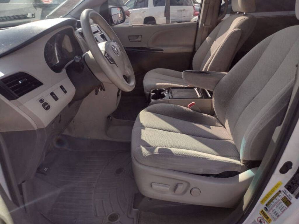 2013 Toyota Sienna Image 12