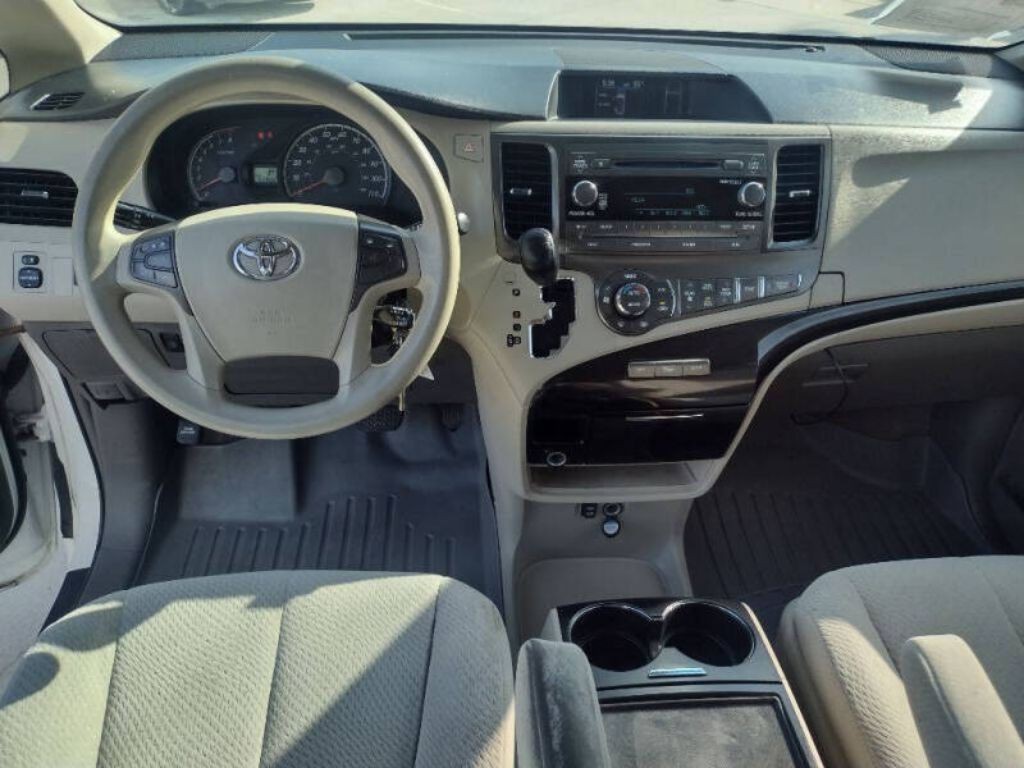 2013 Toyota Sienna Image 15
