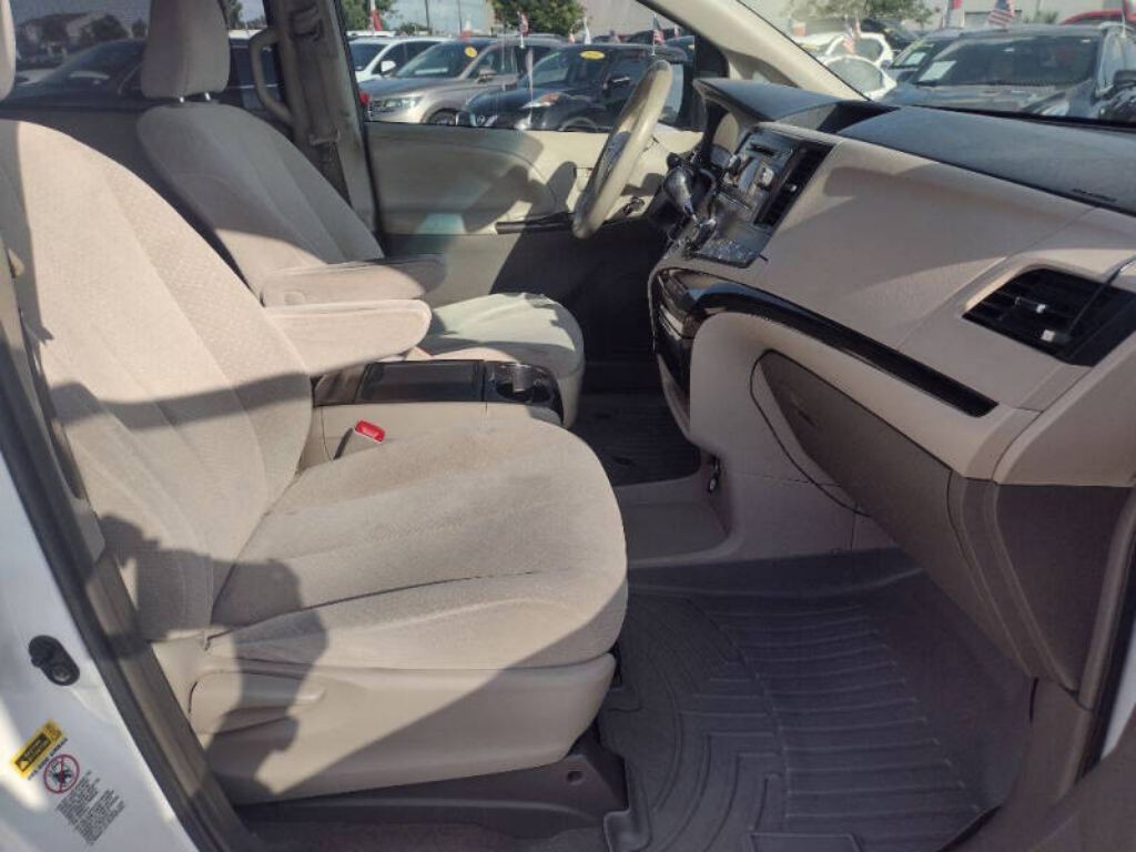 2013 Toyota Sienna Image 16