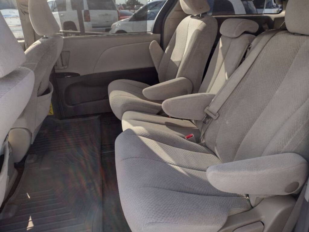 2013 Toyota Sienna Image 17