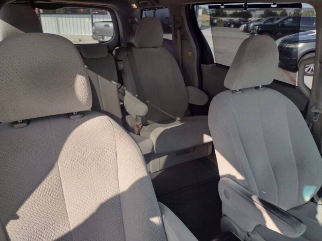 2013 Toyota Sienna Image 18