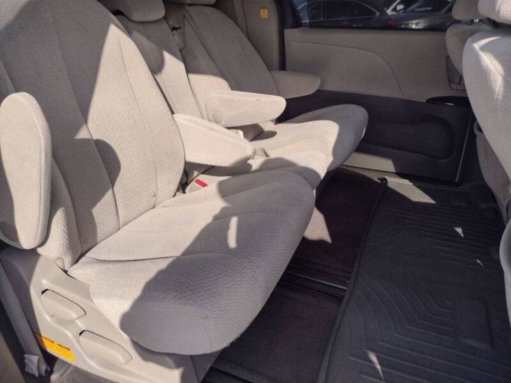 2013 Toyota Sienna Image 20