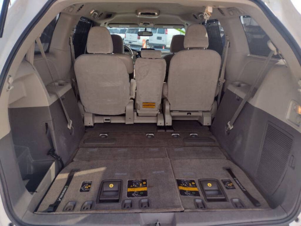 2013 Toyota Sienna Image 21