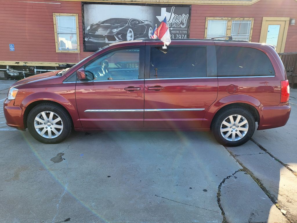 2016 Chrysler Town & Country Image 2