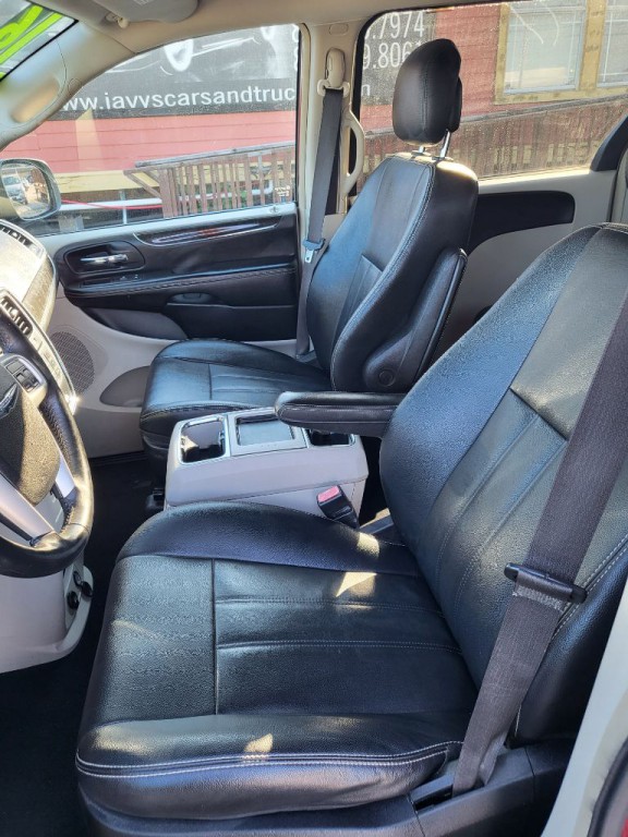 2016 Chrysler Town & Country Image 3