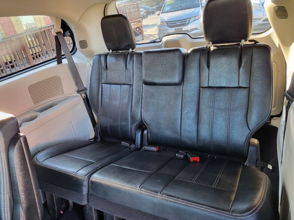 2016 Chrysler Town & Country Image 7