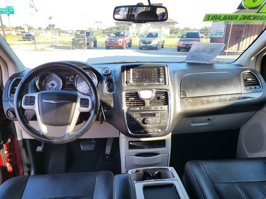 2016 Chrysler Town & Country Image 8