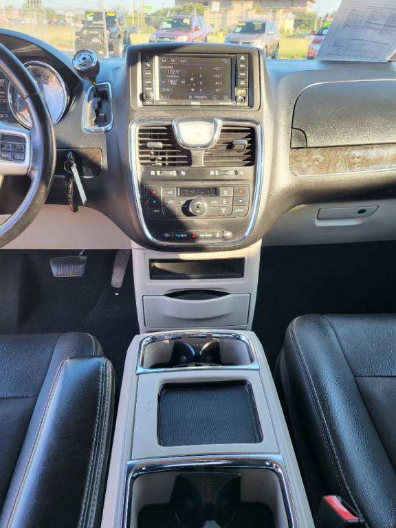 2016 Chrysler Town & Country Image 9