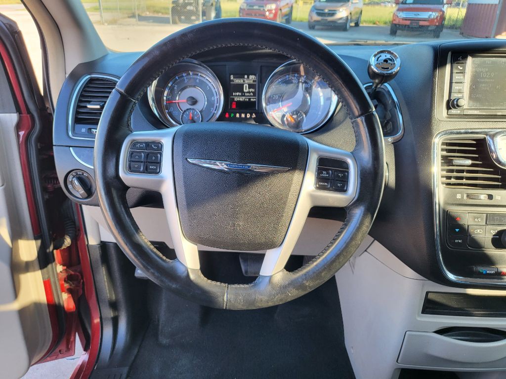2016 Chrysler Town & Country Image 11