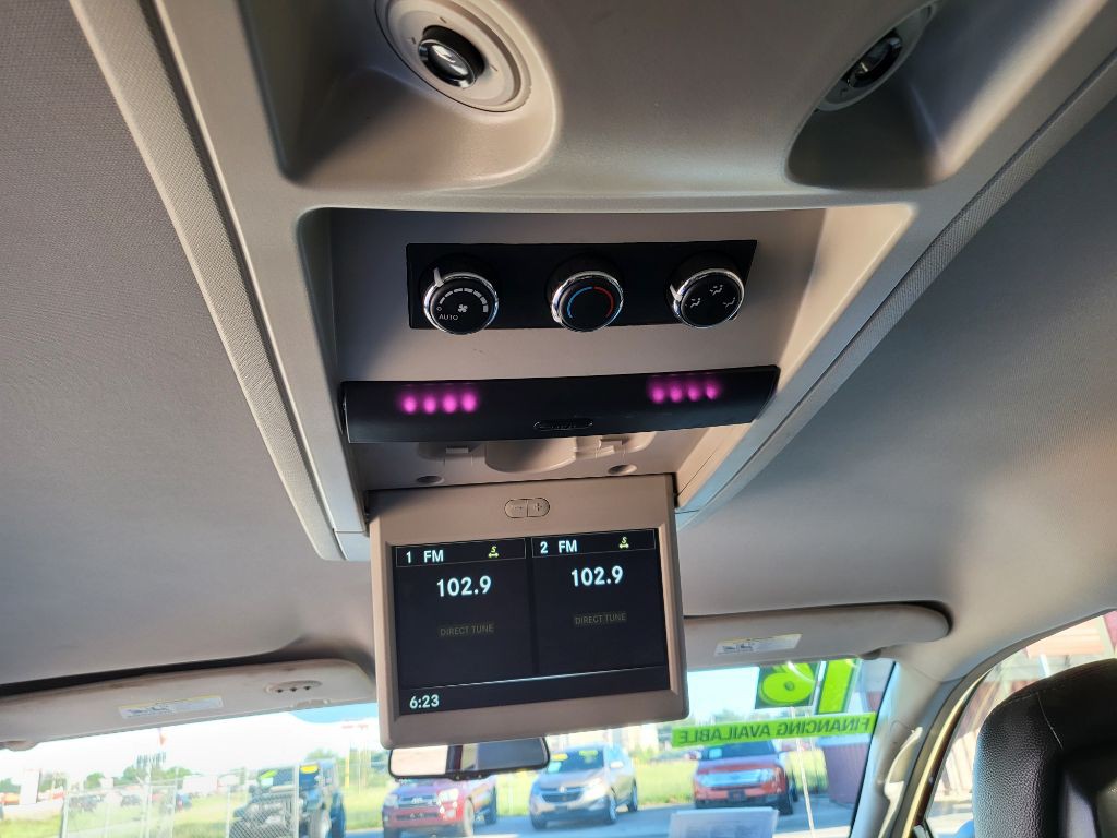 2016 Chrysler Town & Country Image 12