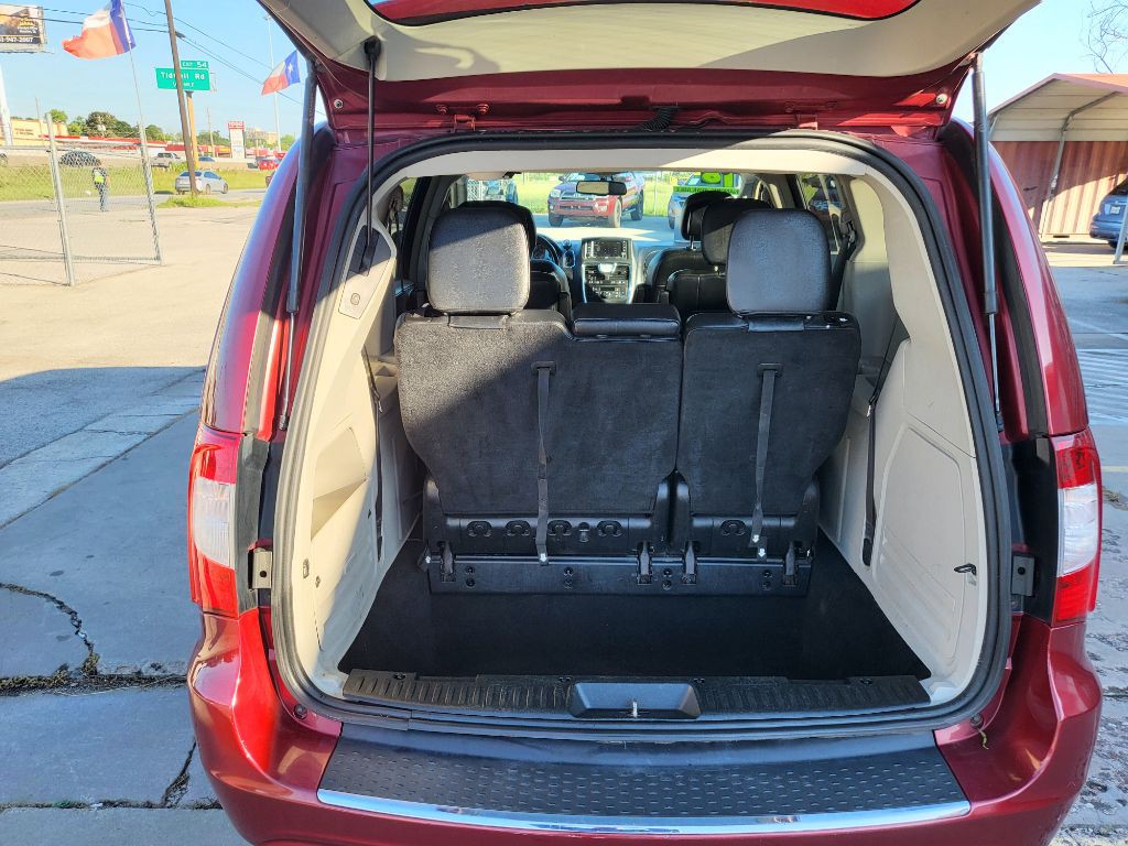 2016 Chrysler Town & Country Image 14