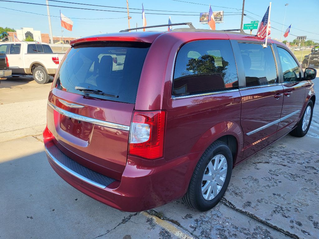 2016 Chrysler Town & Country Image 17