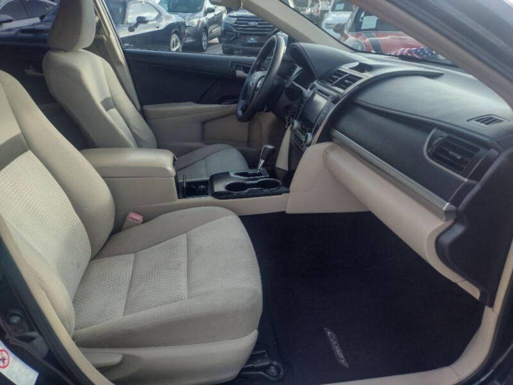 2014 Toyota Camry Image 17