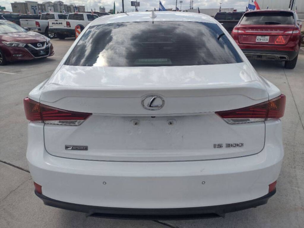2019 Lexus IS Image 6