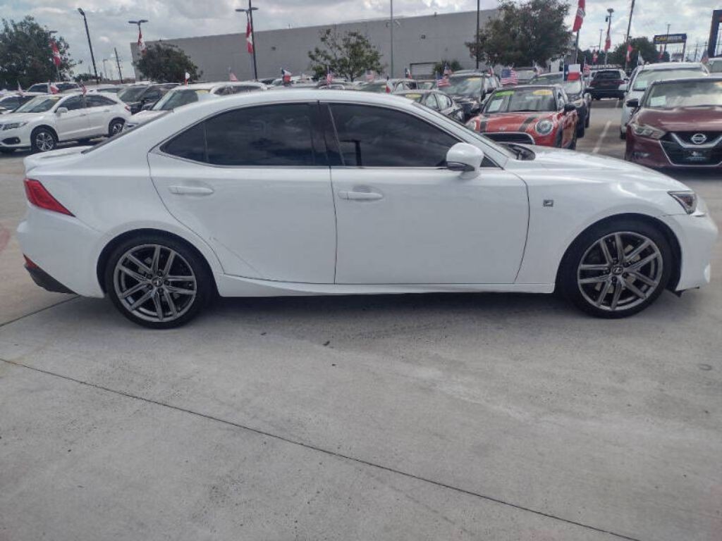 2019 Lexus IS Image 7