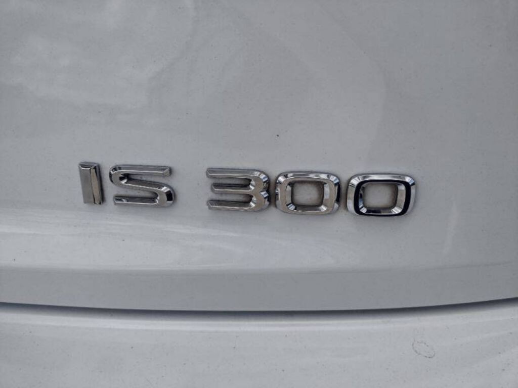 2019 Lexus IS Image 8