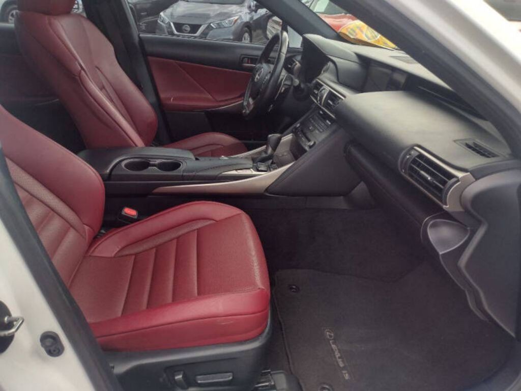 2019 Lexus IS Image 18