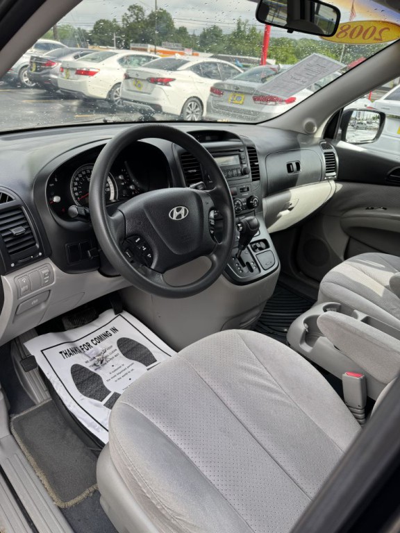2008 Hyundai Entourage Image 9