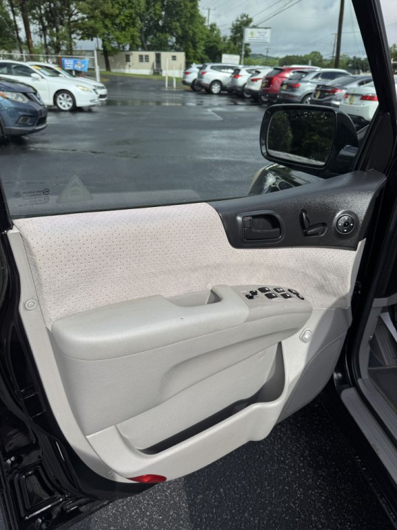 2008 Hyundai Entourage Image 11