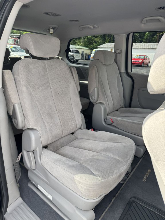 2008 Hyundai Entourage Image 18
