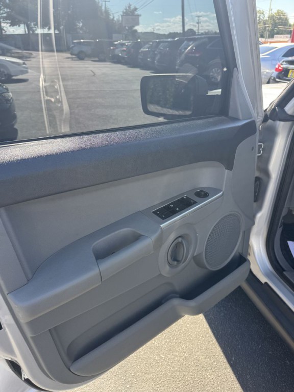 2006 Jeep Commander Image 11