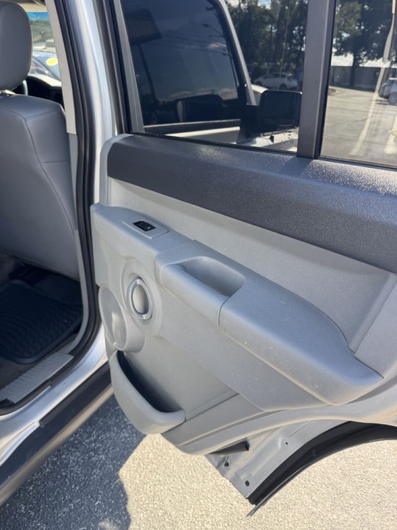 2006 Jeep Commander Image 23