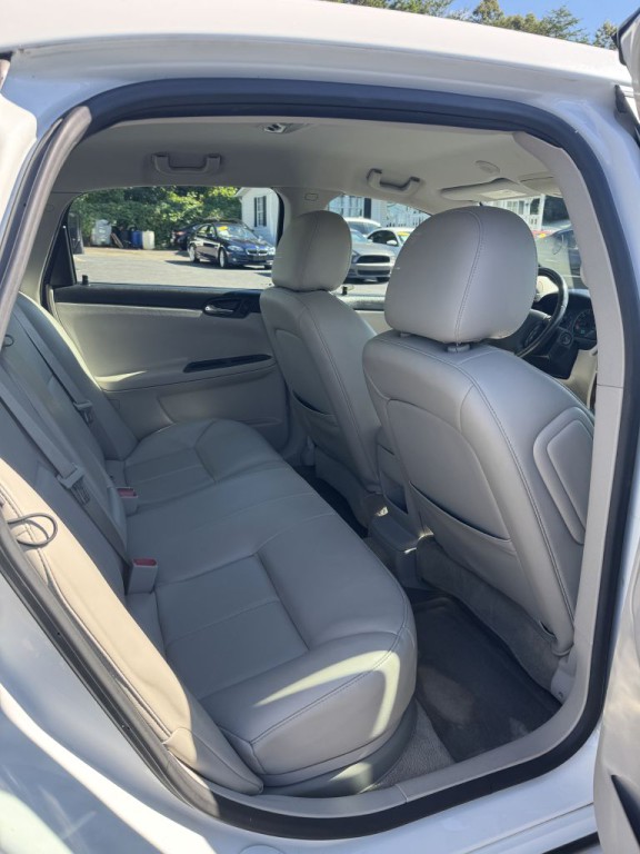 2010 Chevrolet Impala Image 17