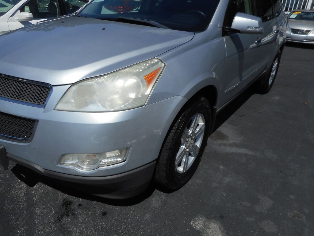 2009 Chevrolet Traverse Image 2