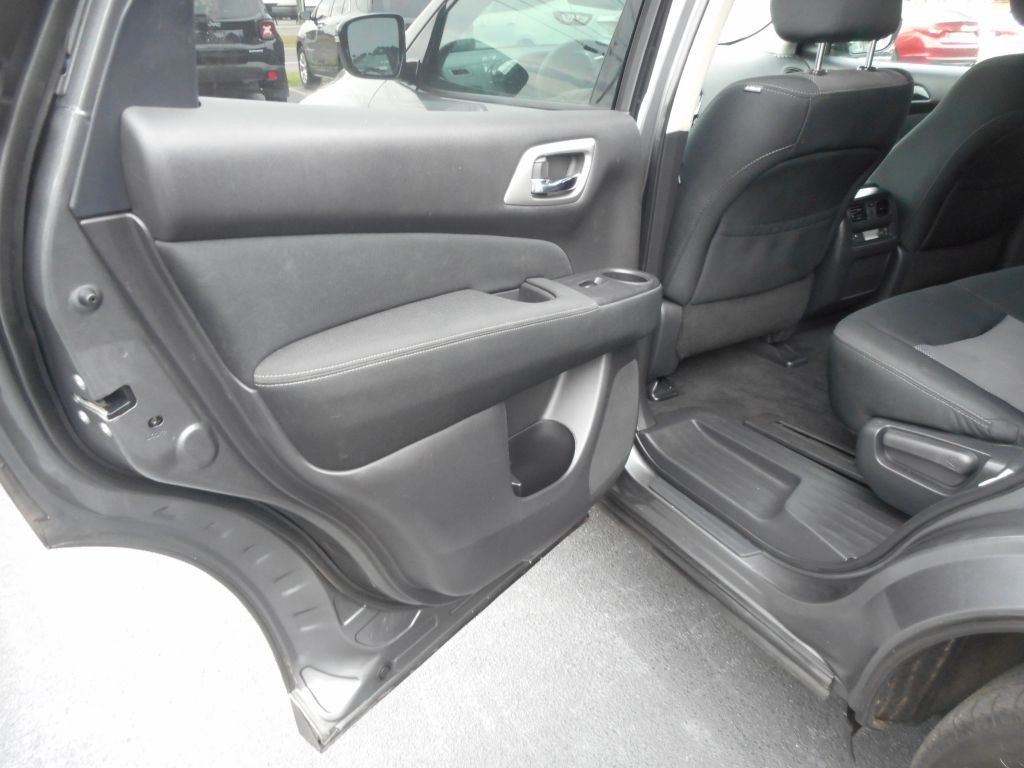 2017 Nissan Pathfinder Image 11