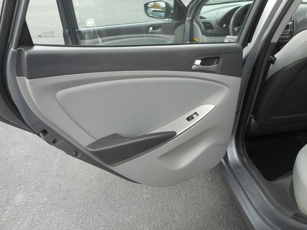 2015 Hyundai Accent Image 8