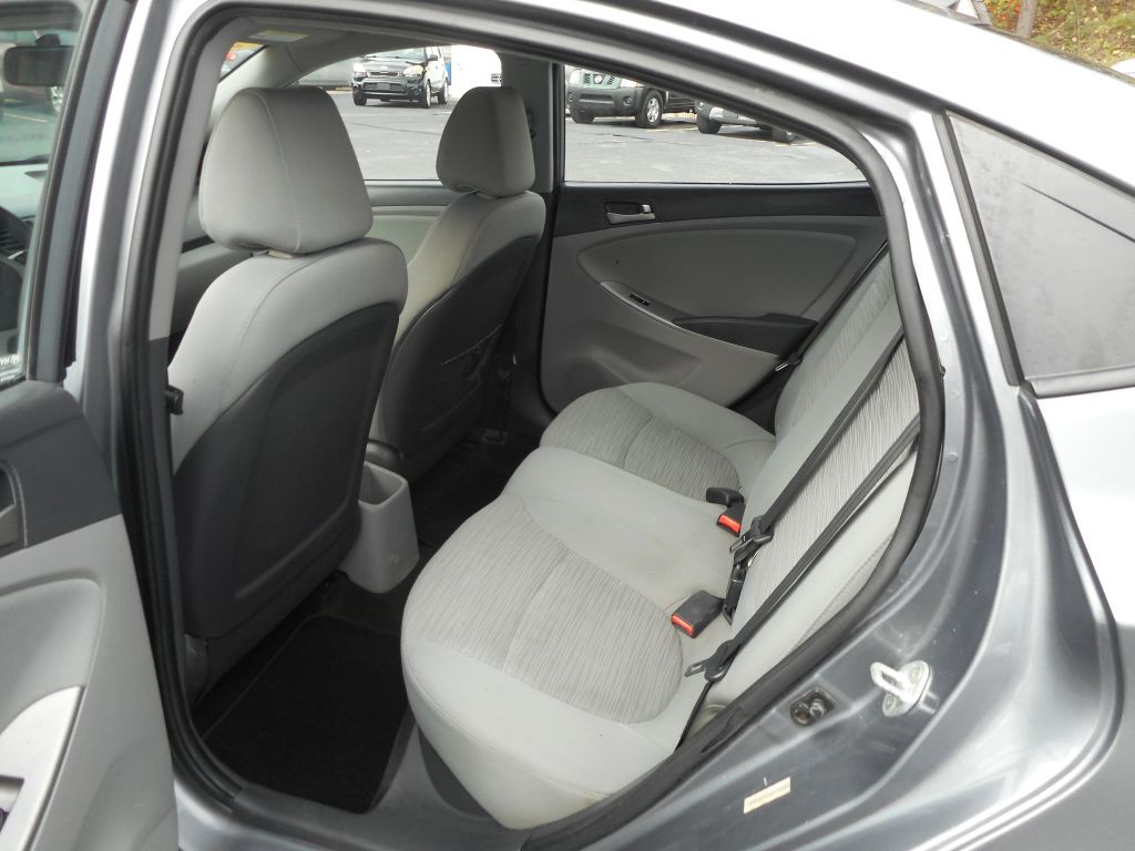 2015 Hyundai Accent Image 9