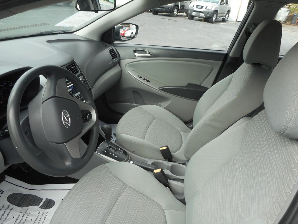 2015 Hyundai Accent Image 10