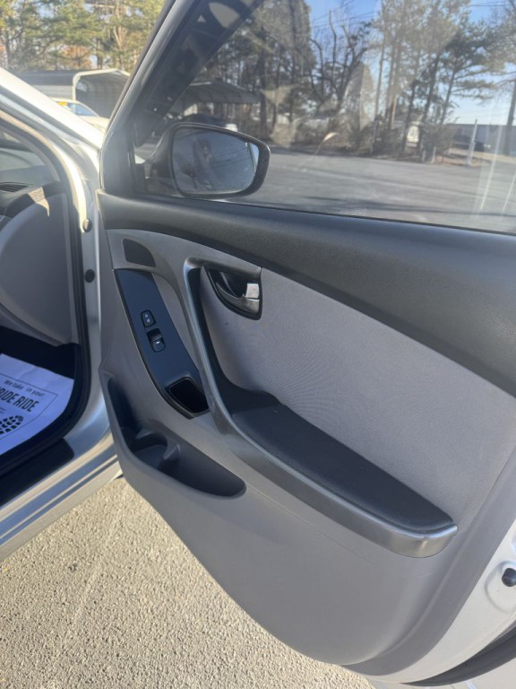 2014 Hyundai Elantra Image 19