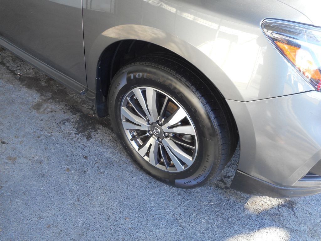 2017 Nissan Pathfinder Image 2