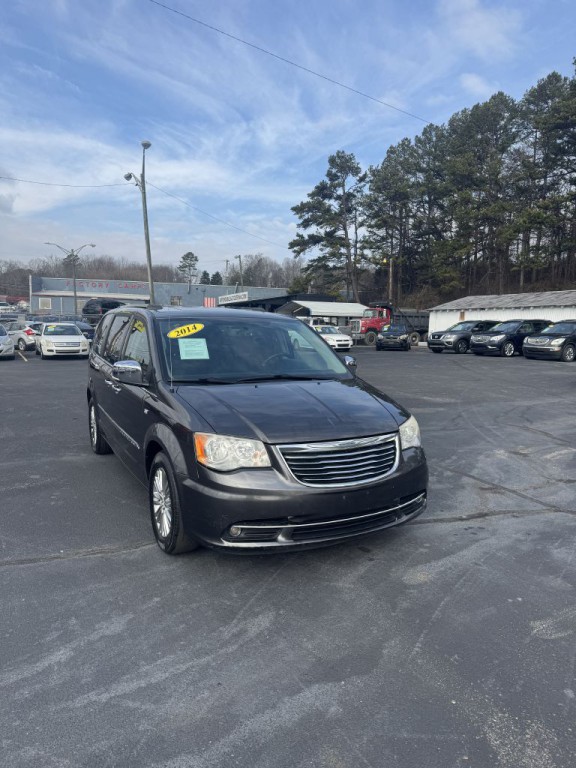 2014 Chrysler Town & Country Image 1