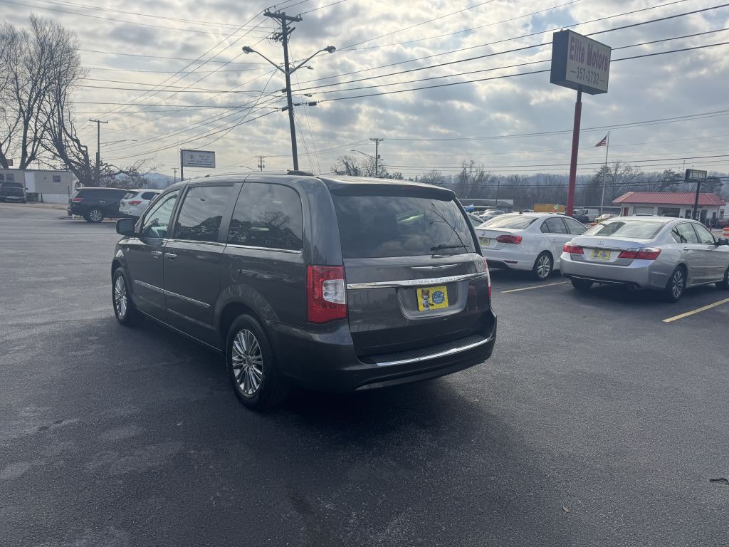 2014 Chrysler Town & Country Image 6