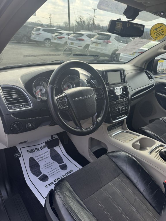 2014 Chrysler Town & Country Image 9