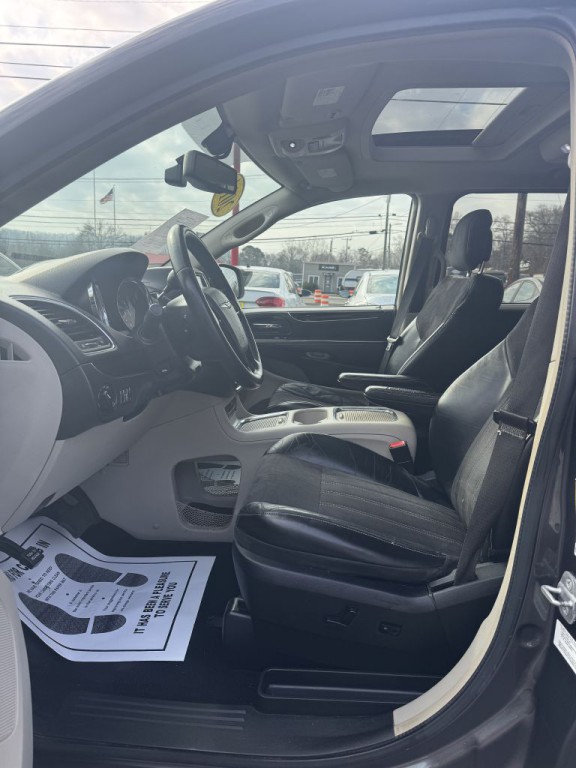 2014 Chrysler Town & Country Image 10