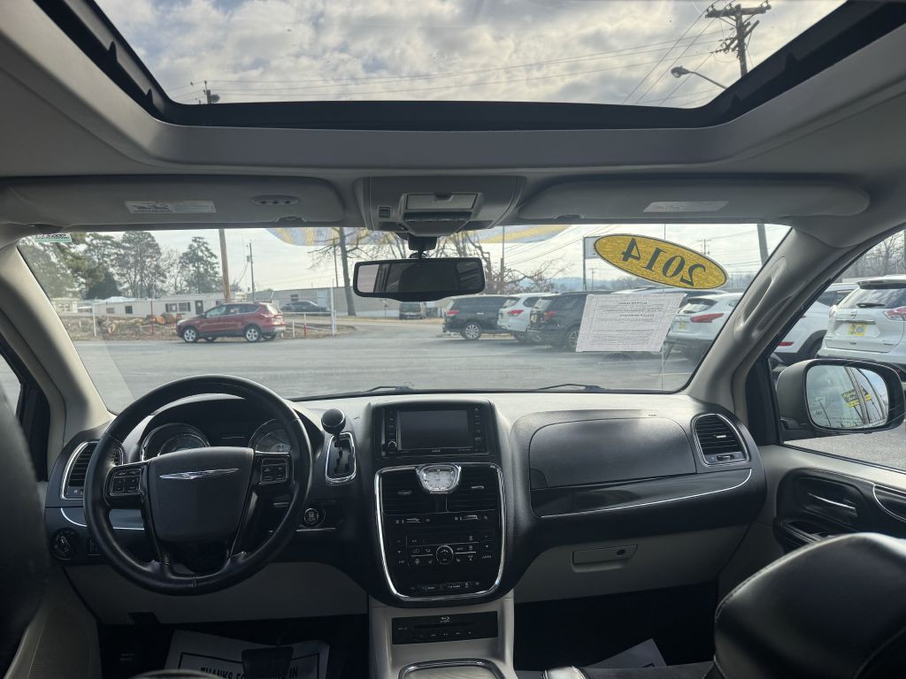 2014 Chrysler Town & Country Image 12