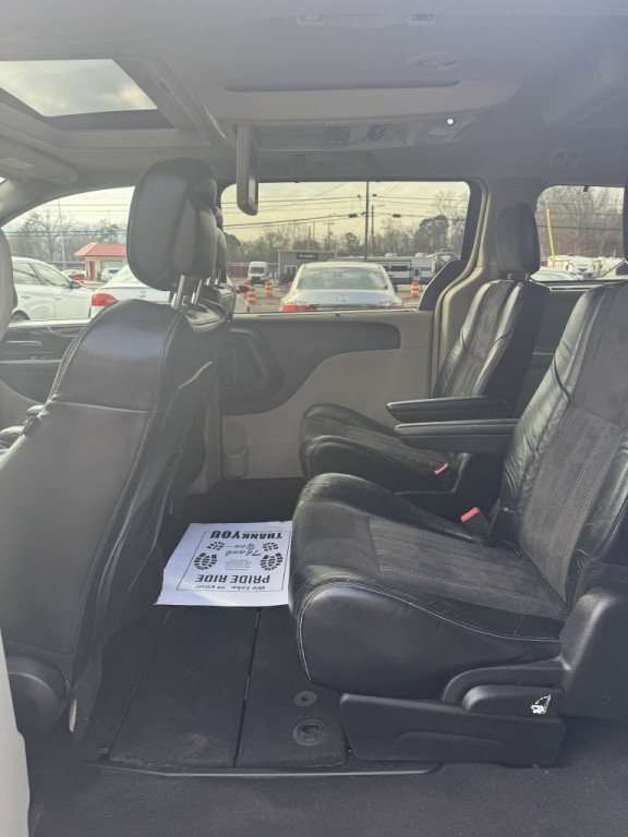 2014 Chrysler Town & Country Image 15