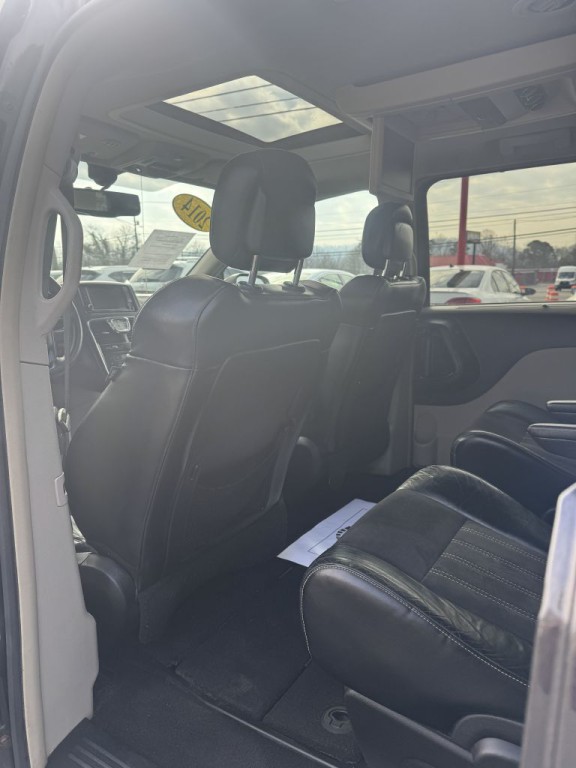 2014 Chrysler Town & Country Image 16