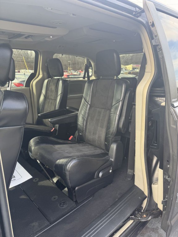 2014 Chrysler Town & Country Image 17