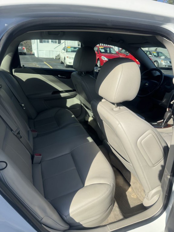 2010 Chevrolet Impala Image 17